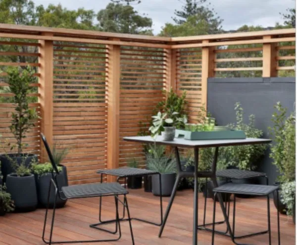 دیواره چوبی و مبلمان فلزی در طراحی روف گاردن مدرن